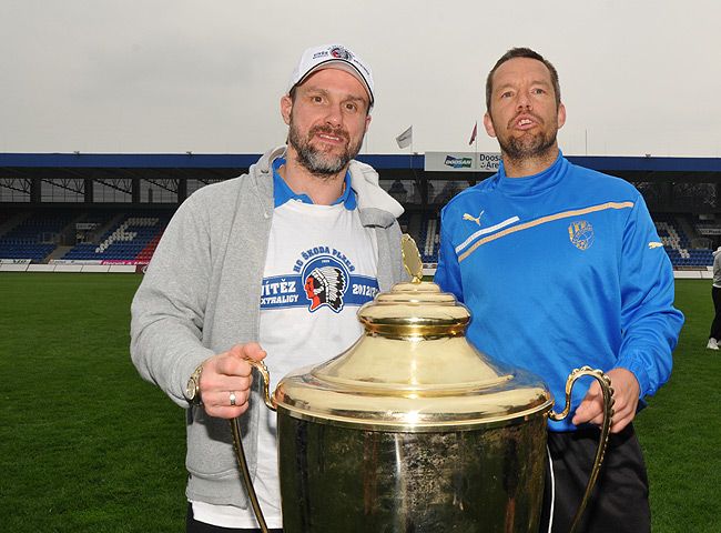 obrázek: Indiáni s pohárem se přišli pochlubit do Štruncových sadů