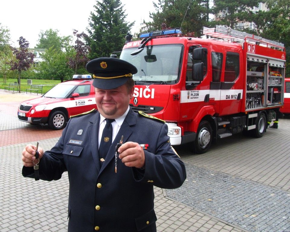 obrázek: Koterovští hasiči si převzali dva nové vozy  