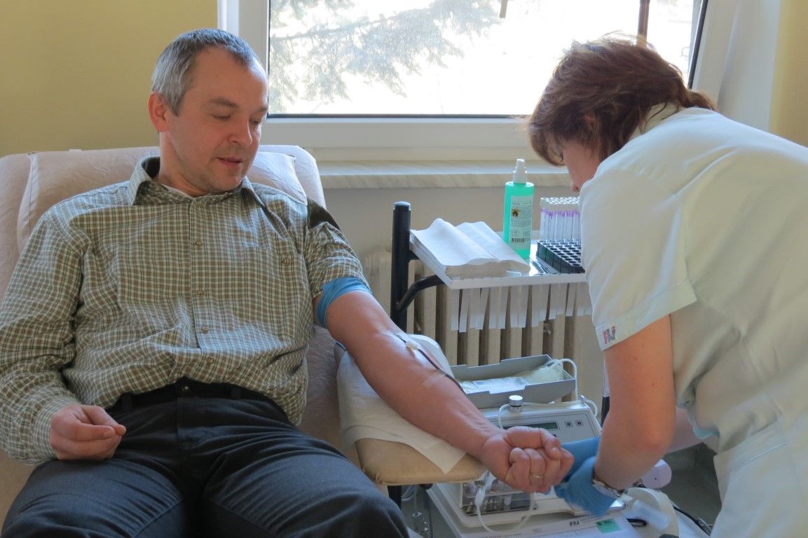 obrázek: Lesáci přivezli do Plzně darovat šumavskou krev 