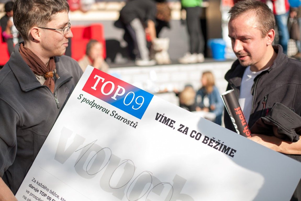 obrázek: M. Ženíšek předal junákům 10 000 Kč na shořelou klubovnu