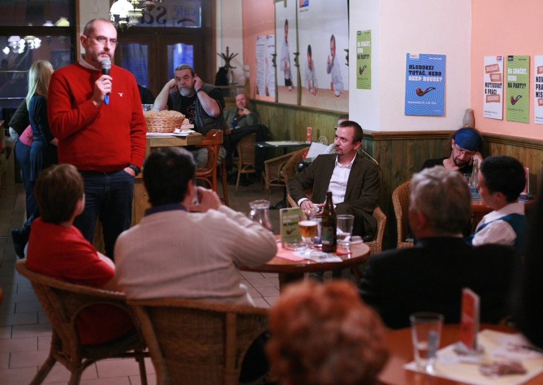 obrázek: M. Ženíšek přivítal v TOPCafé psychiatra Martina Hollého 