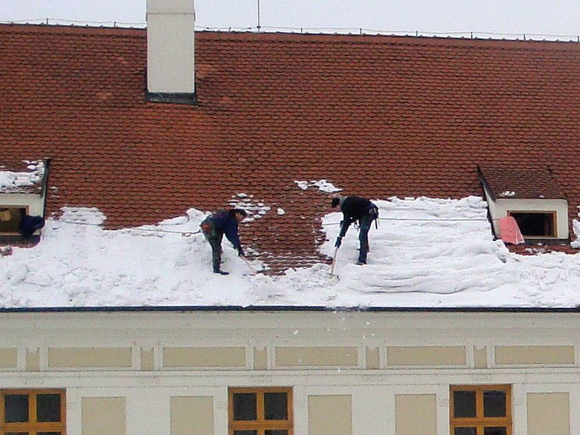 obrázek: Majitelé domů by neměli zapomínat odklízet sníh ze střech