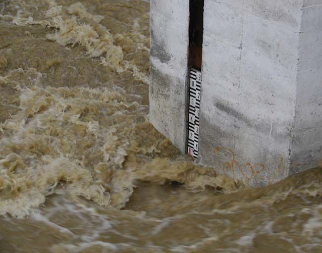 obrázek: Plzeňsko čeká další vzestupy hladin, policie hledá vodáka