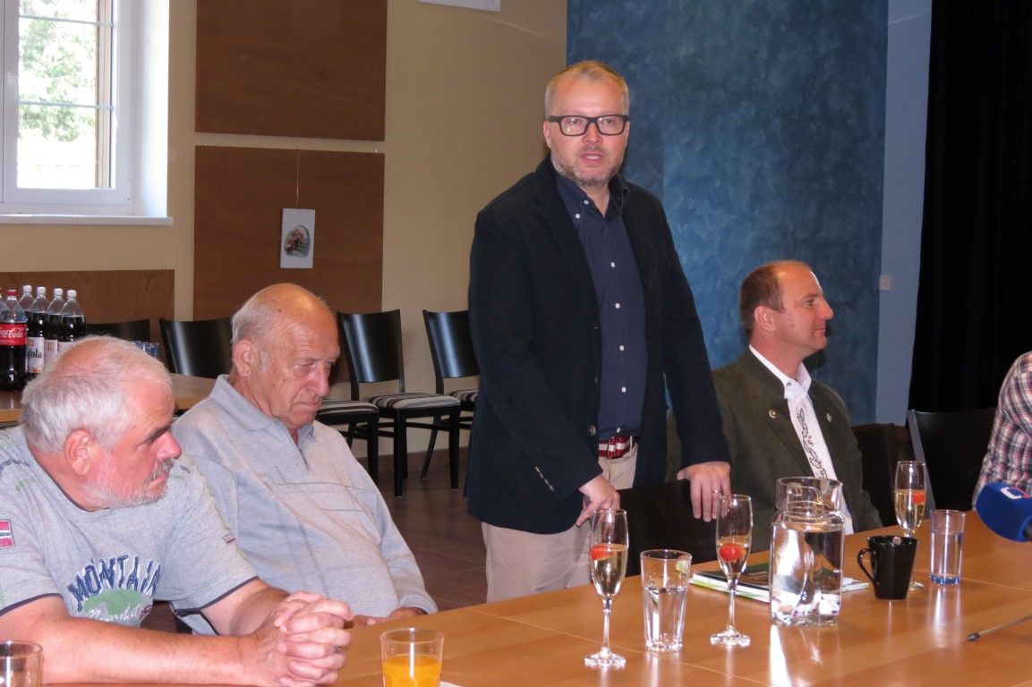 obrázek: Ministr Šumavy Chalupa se loučil na Modravě 