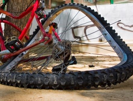 obrázek: Mladá cyklistka u Srbic bourala, na kole vezla rakety