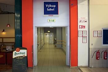 obrázek: Muž vracel již vrácené přepravky s lahvemi -přišel si na téměř 15 tisíc