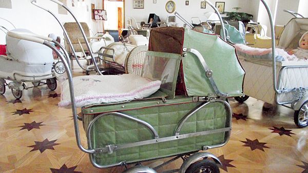 obrázek: Muzeum Chodska vystavuje desítky historických  kočárků  