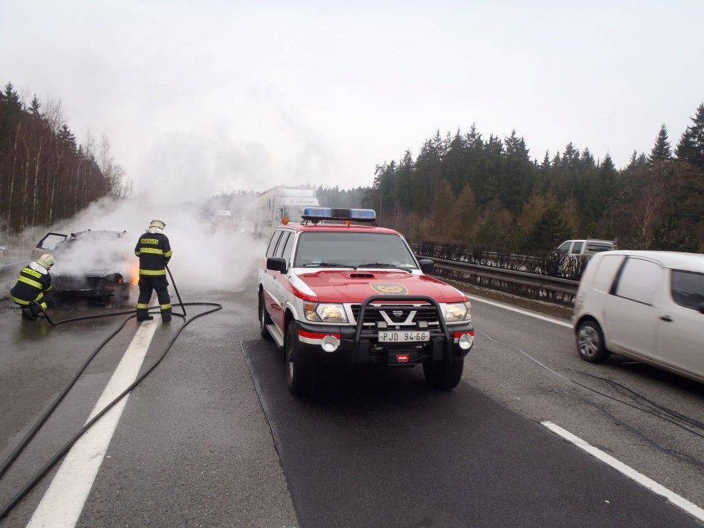 obrázek: Na 54. km D5 u Svojkovic shořelo osobní auto 