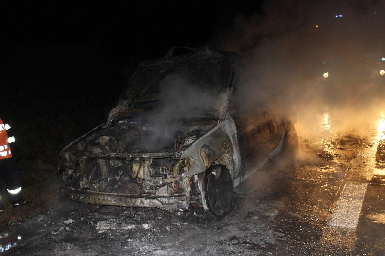 obrázek: Na D5 u Benešovic shořelo auto, posádka stihla utéct 