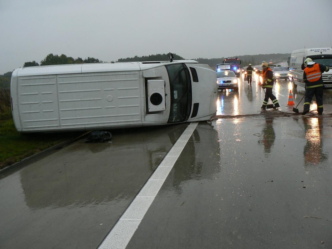 obrázek: Na dálnici D5 na Plzeňsku se dodávka převrátila na bok