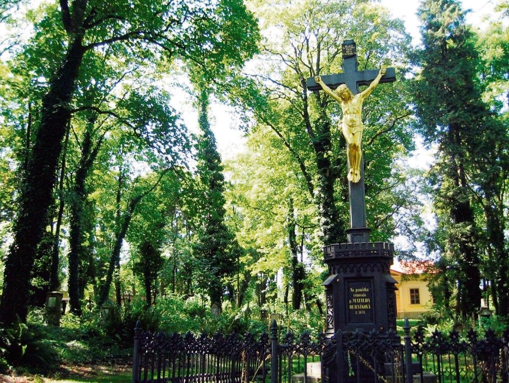 obrázek: Na hřbitově U Všech svatých se upravuje okolí kostela  