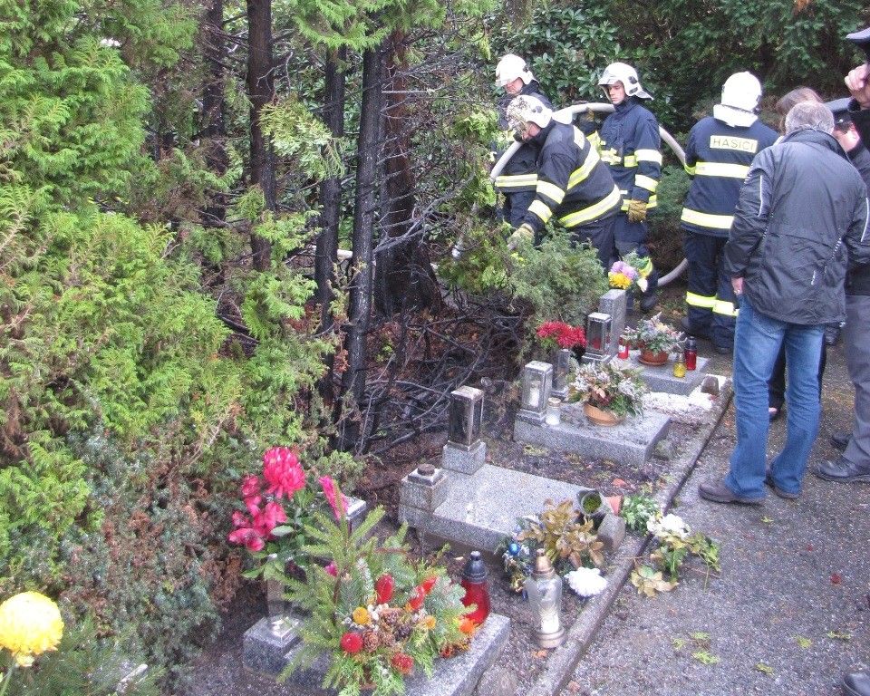 obrázek: Na klatovském hřbitově hořel urnový háj