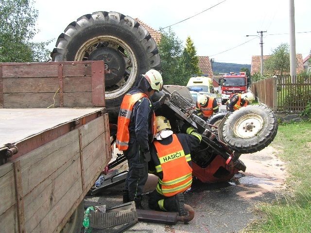 obrázek: Na návsi ve Ždáru se převrátil traktor na střechu