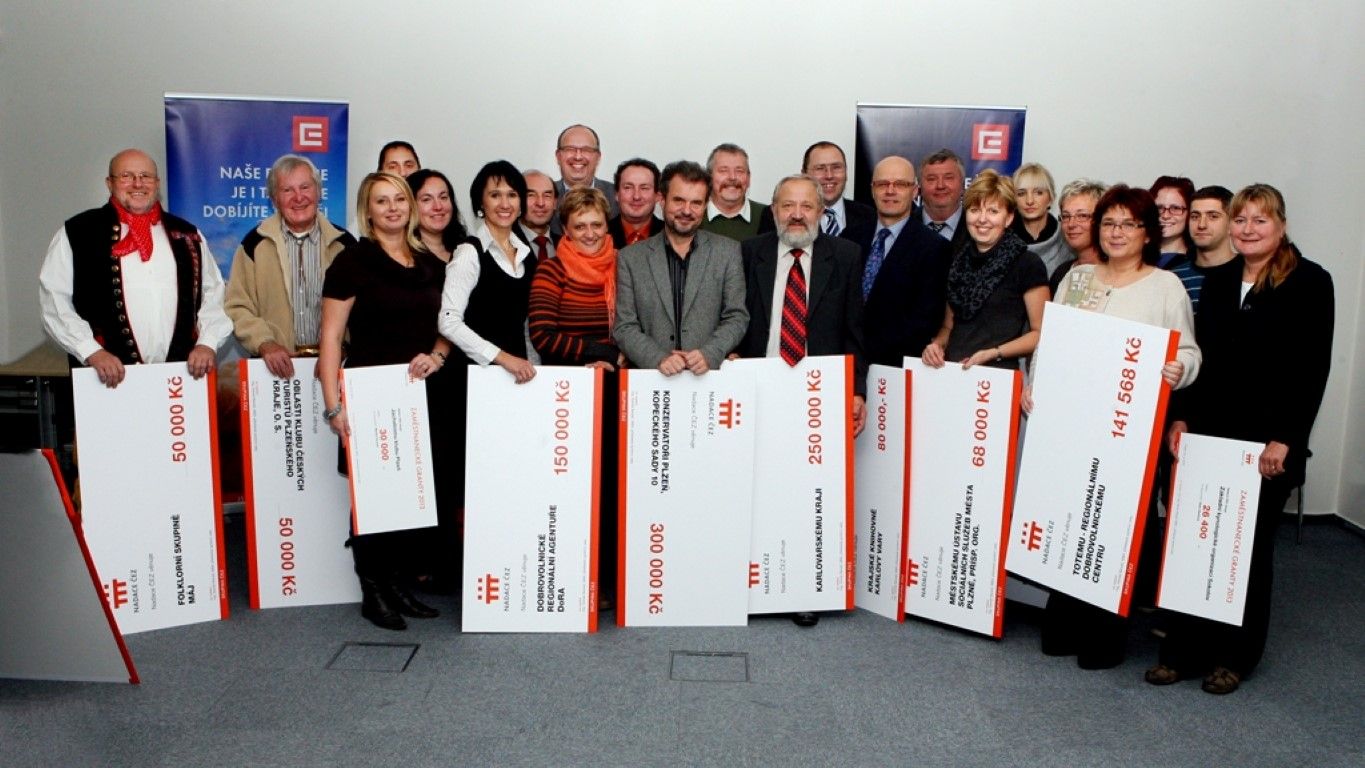 obrázek: Nadace ČEZ rozdávala symbolické šeky