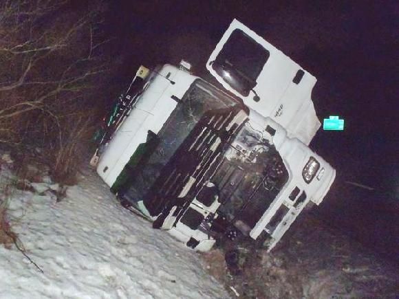 obrázek: Nehodu kamionu likvidovali hasiči celou noc