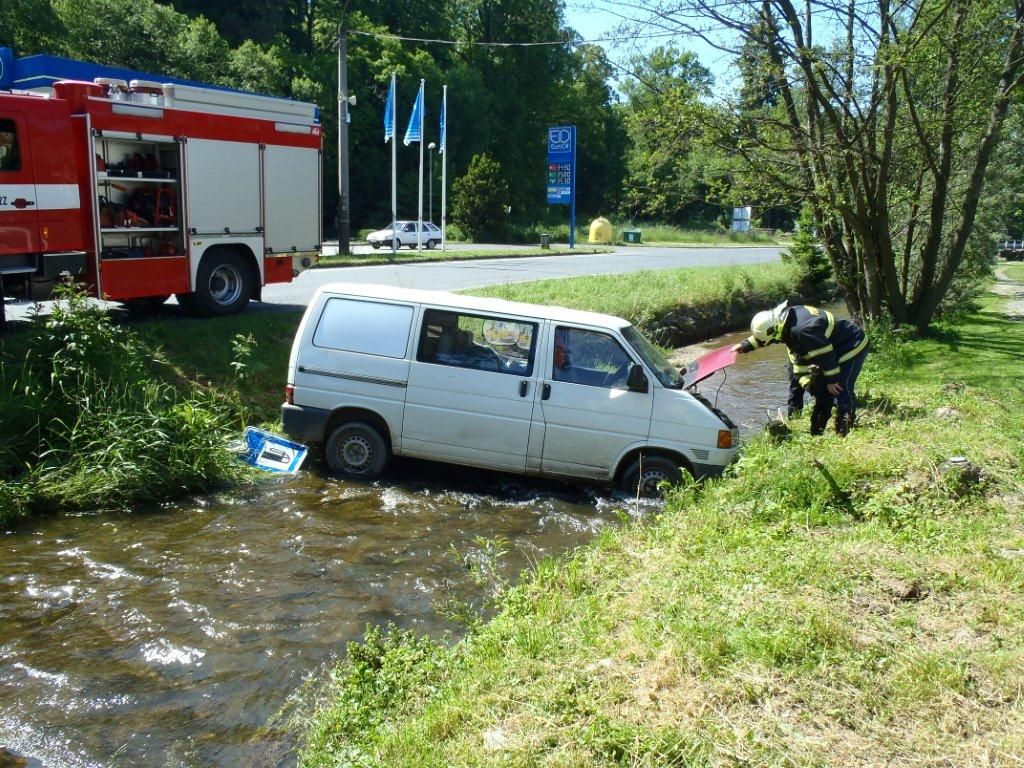 obrázek: Nezabrzdil dodávku, ta skončila s dítětem a ženou v potoce  