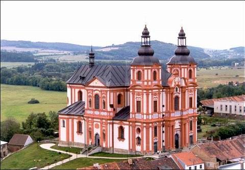 obrázek: Opilá žena v Přešticích u kostela nabíhala na auta a křičela