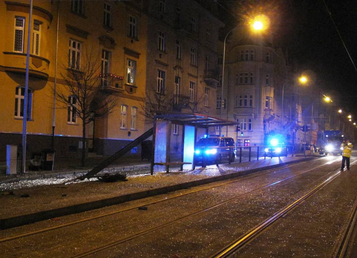 obrázek: Opilý řidič smetl ráno v Plzni ženy na tramvajové zastávce
