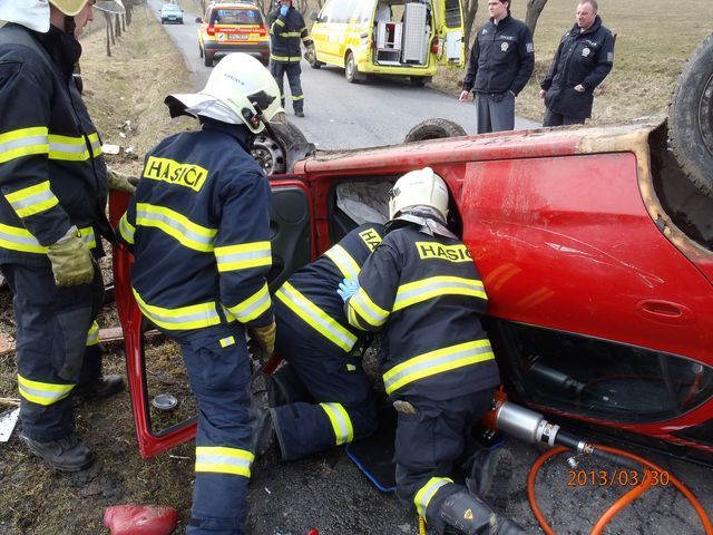 obrázek: Osobní auto proletělo autobusovou zastávkou v Drslavicích   