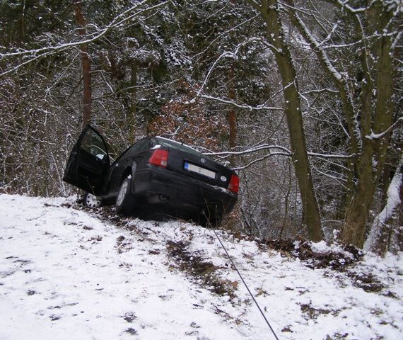 obrázek: Osobní auto sjelo v Plasích do „Pekla“  