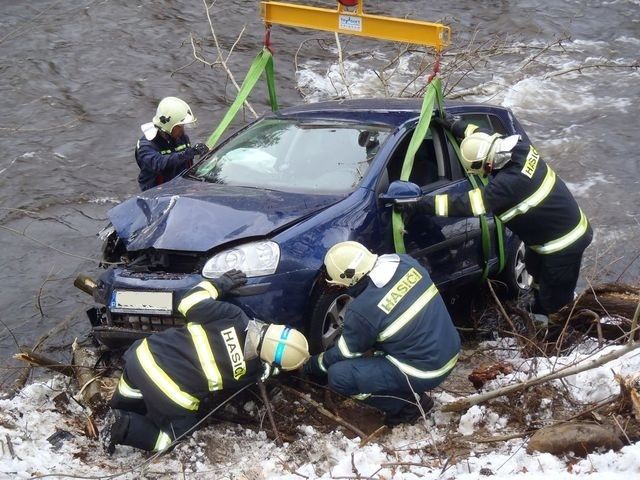 obrázek: Osobní auto sjelo z třímetrového srázu do Otavy  