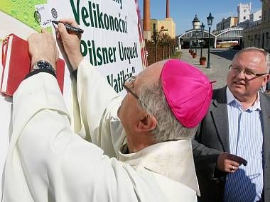 obrázek: Papež František přijal požehnané pivo z Plzně
