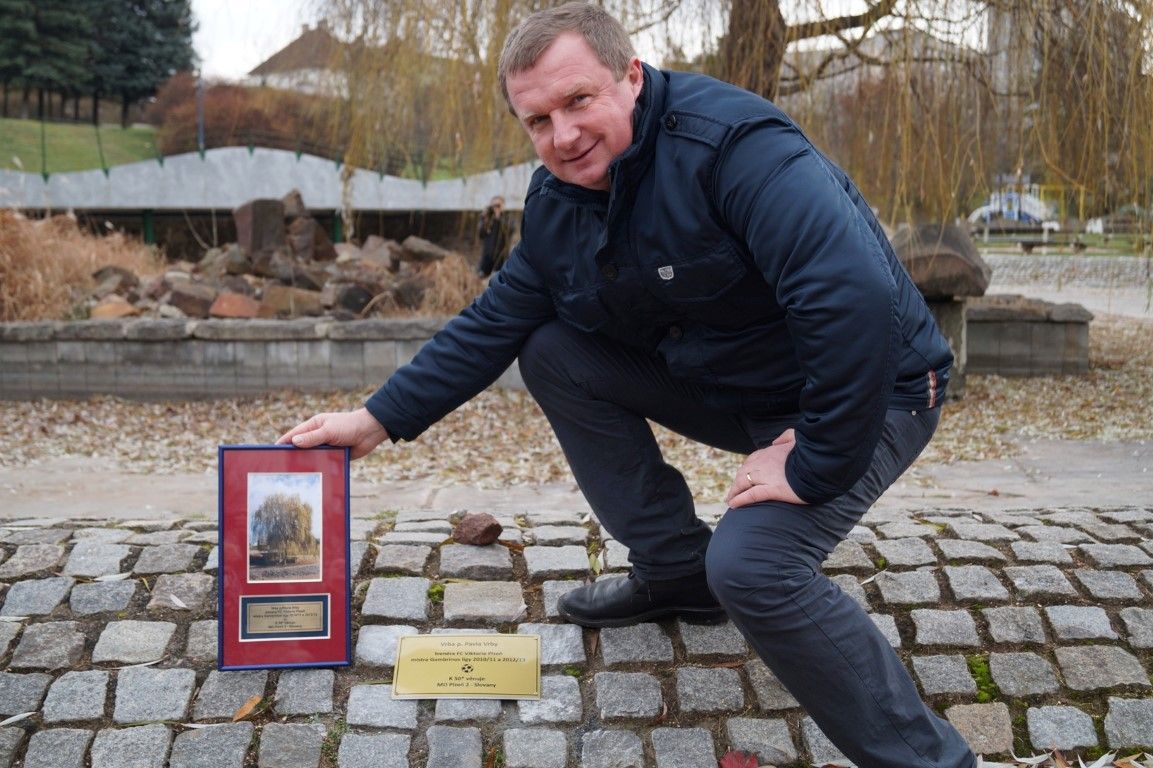 obrázek: Pavel Vrba dostal k padesátinám vlastní vrbu