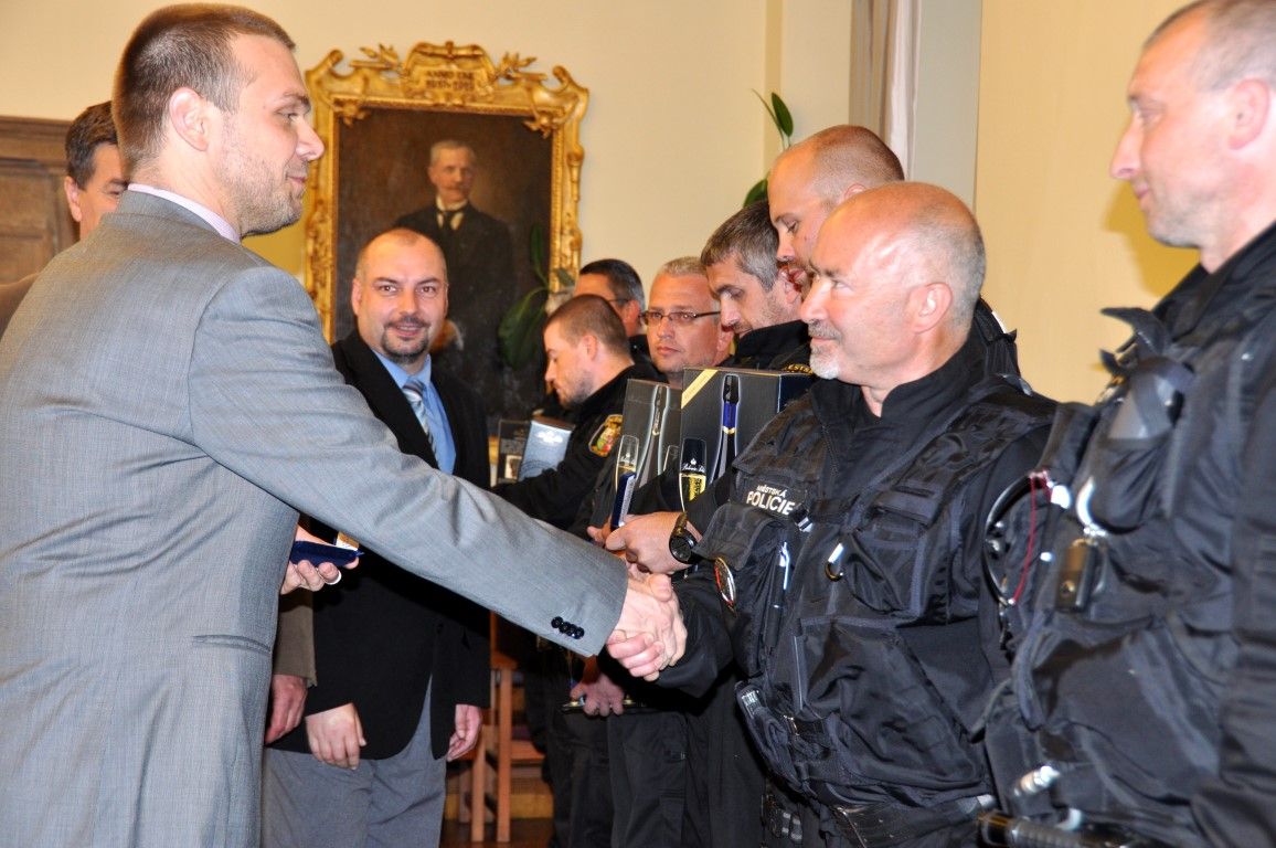 obrázek: Plzeňští strážníci převzali medaile za zásahy v Ústí