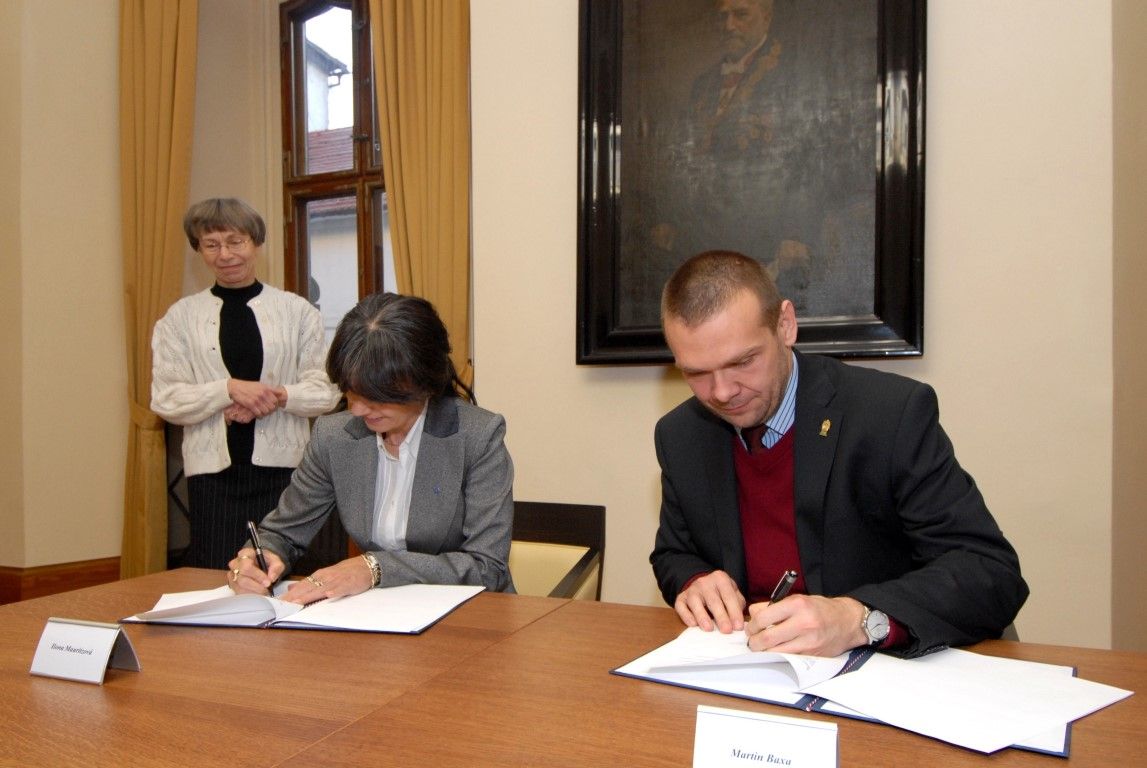 obrázek: Podpis smlouvy stvrdil partnerství mezi Plzní a univerzitou 