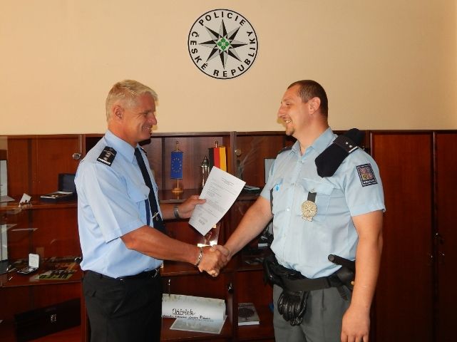 obrázek: Policista v Plzni zachránil život seniorce, byl oceněn 