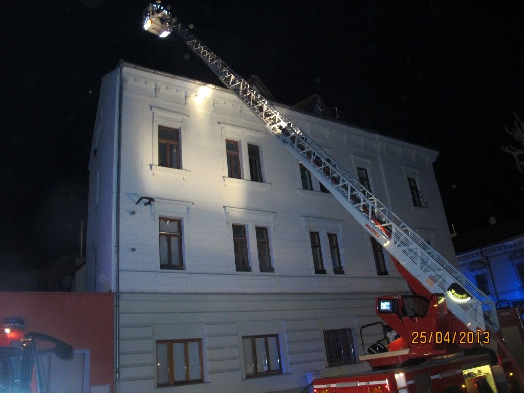 obrázek: Požár střechy v Plzni způsobil nedopalek cigarety  