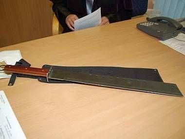 obrázek: Před obchodem na Borských polích mával muž mačetou 