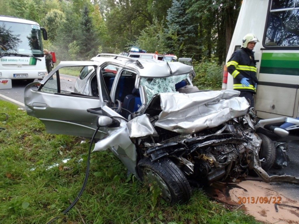 obrázek: Při čelním střetu s autobusem zahynula mladá řidička  
