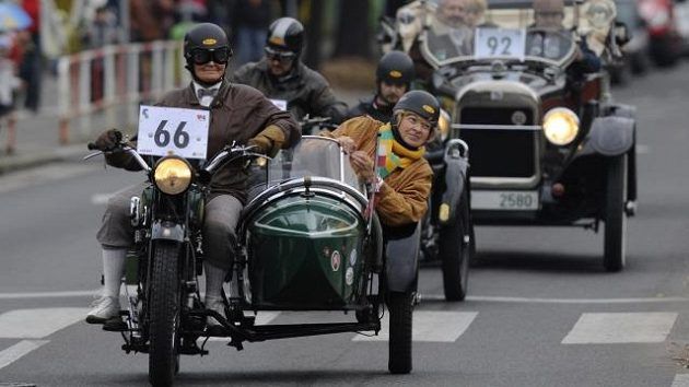 obrázek: Při závodě historických motorek zemřel u Dvorce jezdec
