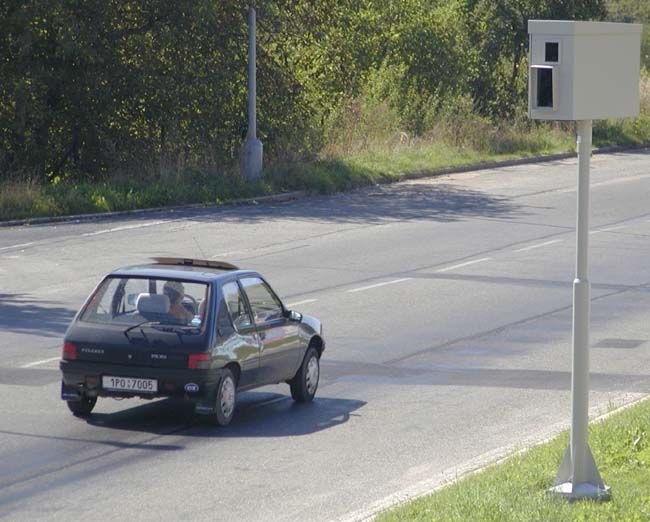 obrázek: V Kladrubech místní mladíci poškodili radar a zrcadlo