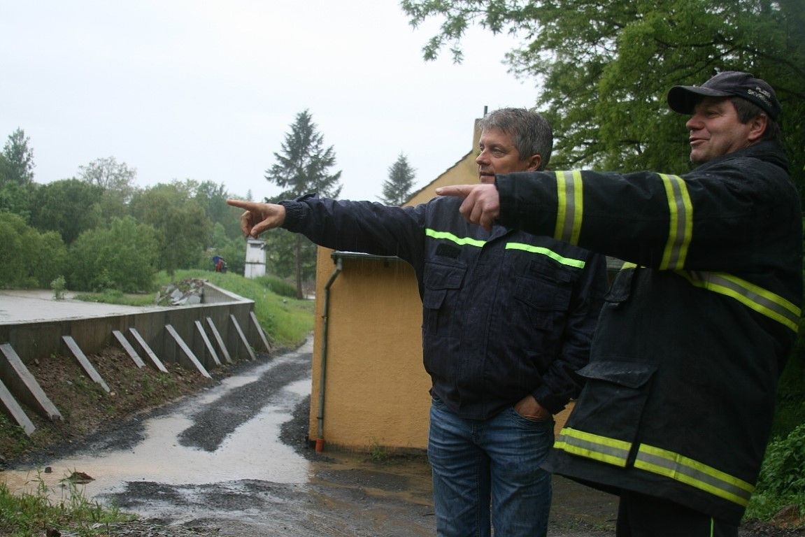 obrázek: Radobyčice ochránil val, v Doudlevcích pomáhají pytle