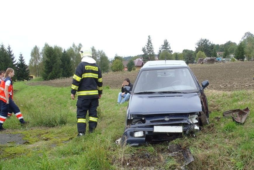 obrázek: Řidič boural u Štěpánovic, odvezla ho záchranka
