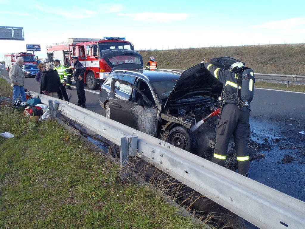 obrázek: Řidič natankoval benzin místo nafty, auto vzplálo na D5 
