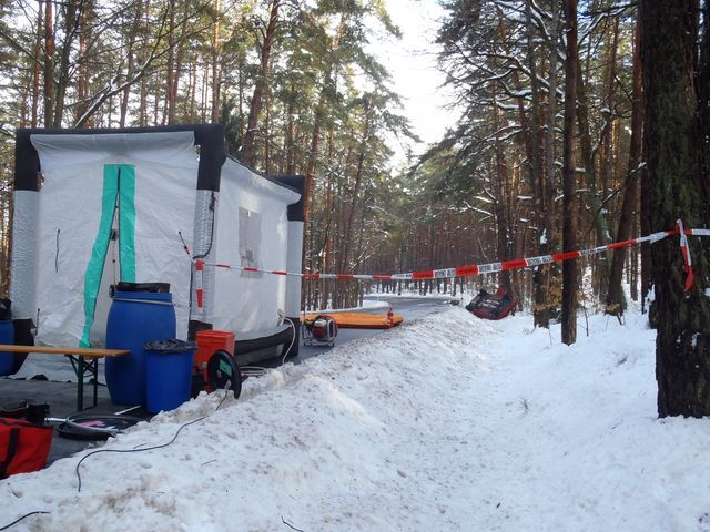 obrázek: Řidička bourala s autem plným chemikálií, je poleptaná