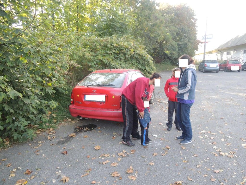 obrázek: Rodina v Plzni bydlela v autě, rodiče mohou přijít o děti 