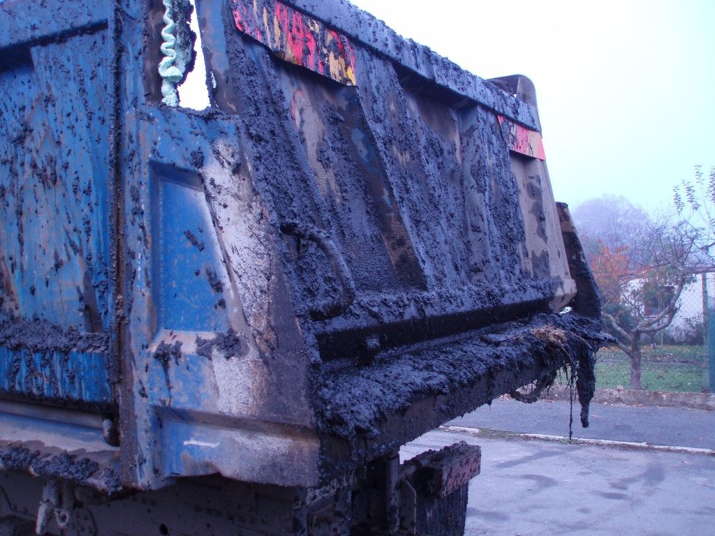 obrázek: Silnice v Plzni znečistil řidič zapáchajícím blátem  