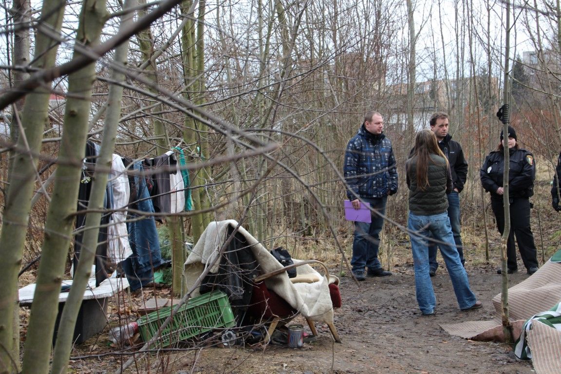 obrázek: Strážníci v Plzni kontrolovali bezdomovce, bydlí i v křoví 