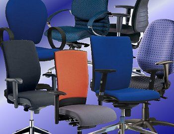 obrázek: Studenti ukazují, jak jim sedí pozice v grafickém studiu