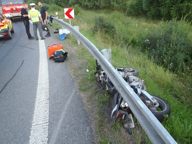 obrázek: U Ejpovic se motorkář zapasoval pod svodidla, zemřel 