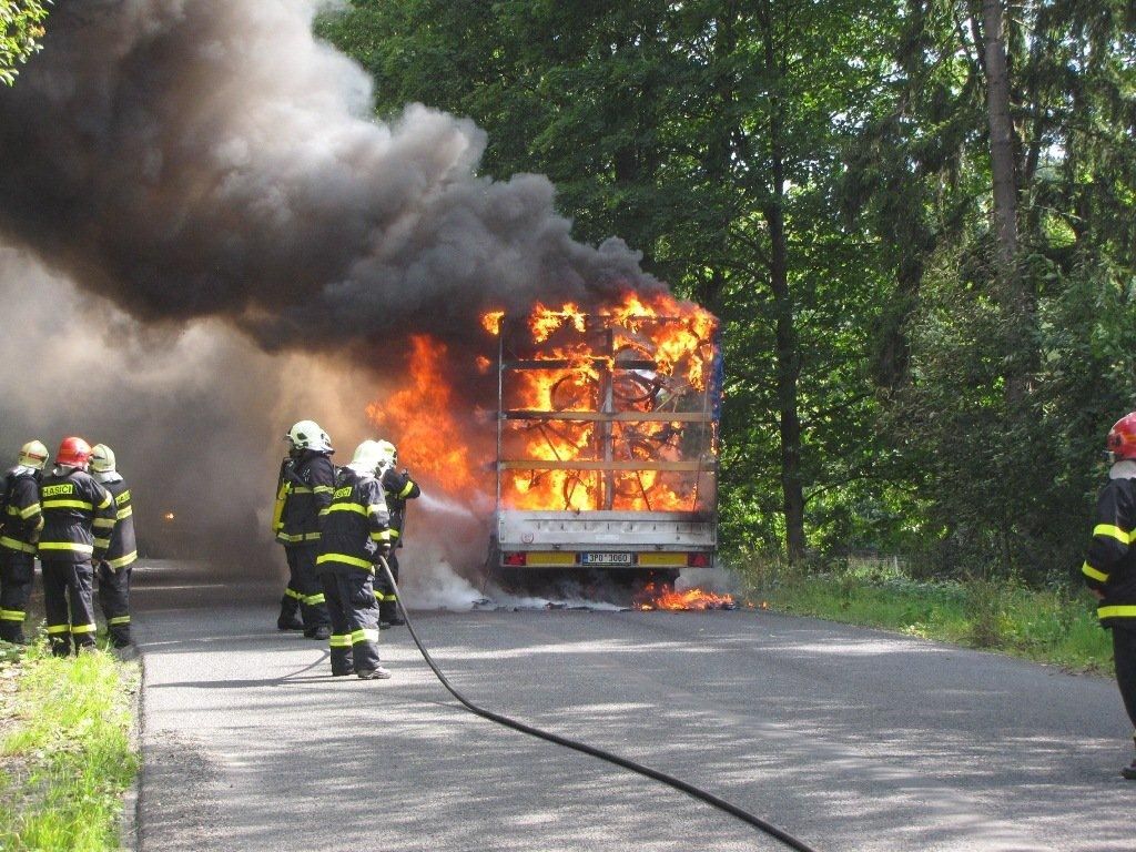 obrázek: U Hojsovy Stráže shořel autobus, který vezl děti na tábor  