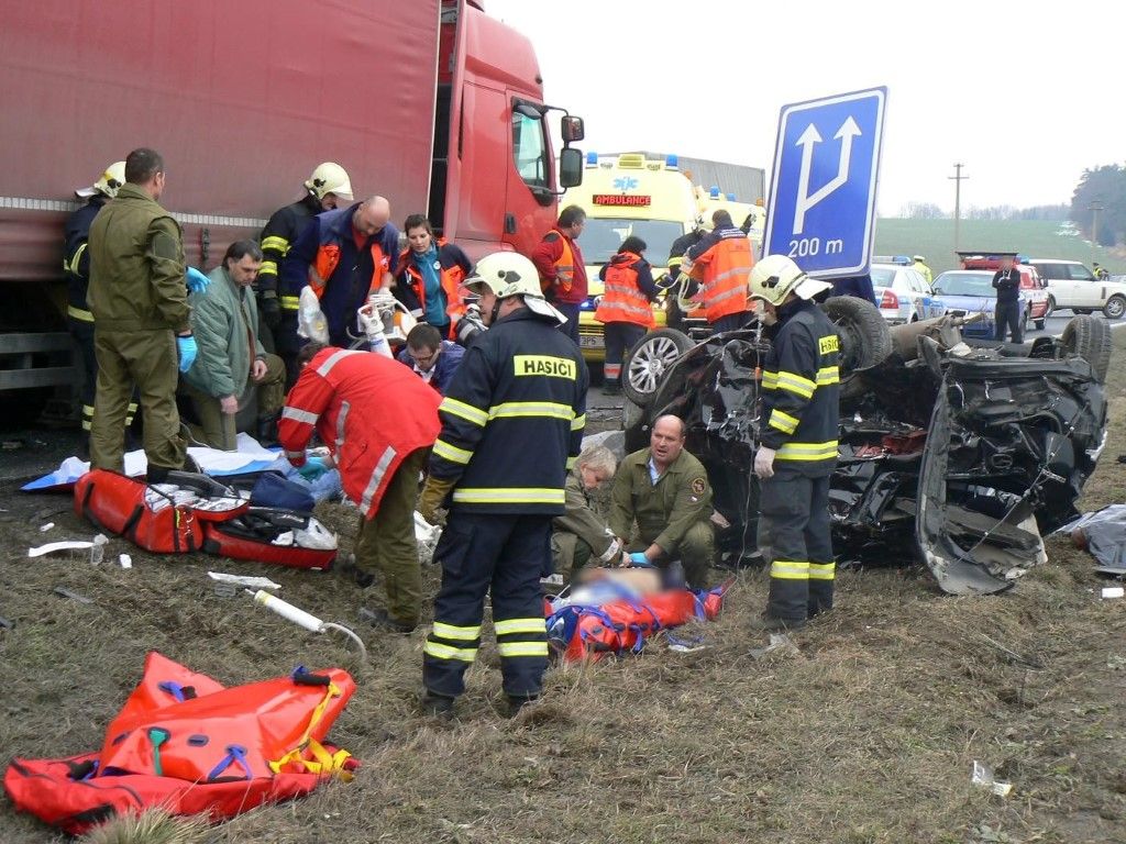 obrázek: U Holýšova bouralo auto s kamionem, jeden mrtvý