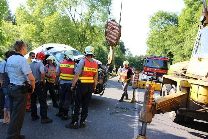 obrázek: U Sušice sjela dodávka z desetimetrového srázu  