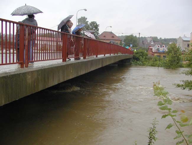 obrázek: Voda zavřela některé silnice, v pondělí se čekají kulminace