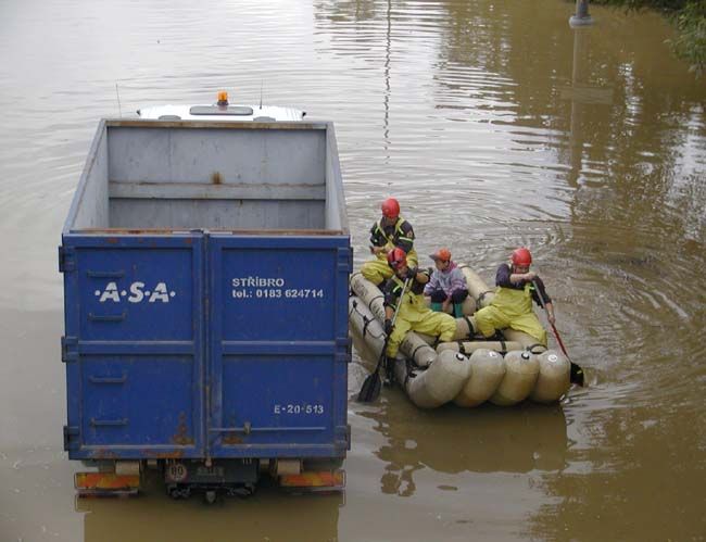 obrázek: Šumavští strážci pomáhají zatopeným na severu Čech