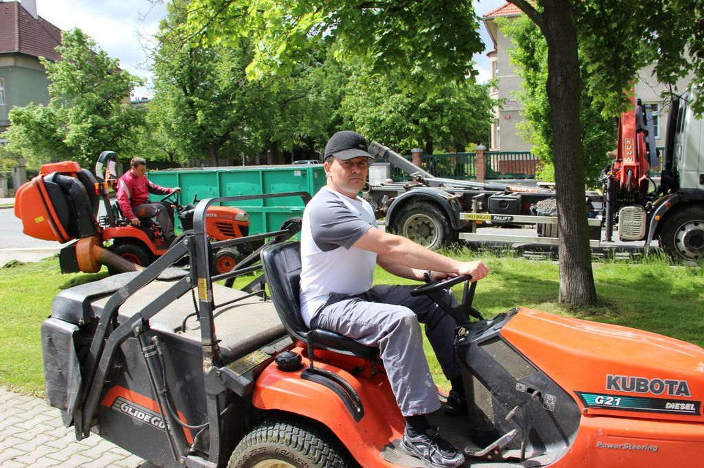 obrázek: V centru Plzně se poprvé na jaře seče tráva